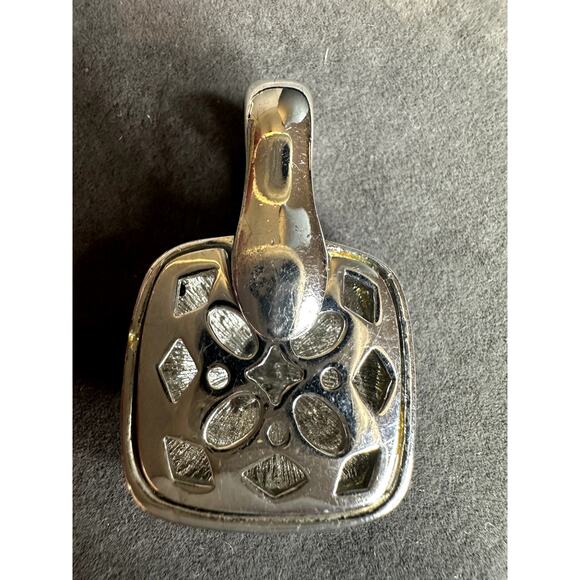 Silver tone rhinestone magnetic cable style pendant - Picture 5 of 10